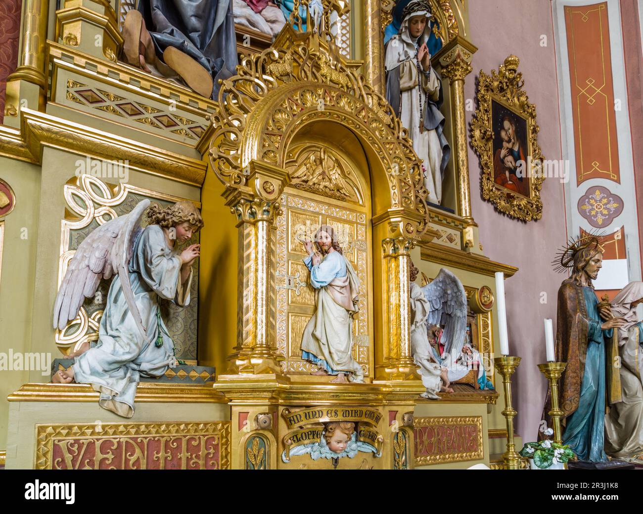 Heiliger Altar mit Holz geschnitztem Jesus Christus steht vor der Tür und klopft zwischen Engeln Stockfoto