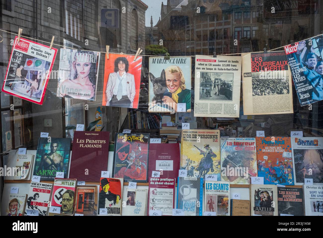 ANTIQUARIAN Buchladen in Lüttich Schaufenster mit alten Zeitschriften Stockfoto