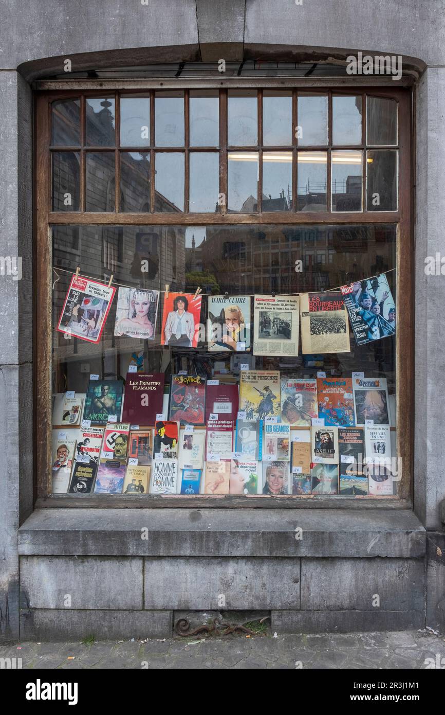 ANTIQUARIAN Buchladen in Lüttich. Schaufenster mit alten Zeitschriften Stockfoto