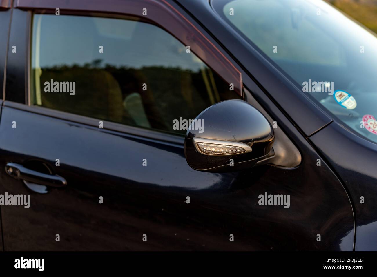 Seitenspiegel mit Blinker einer Fahrzeugschließung Stockfoto