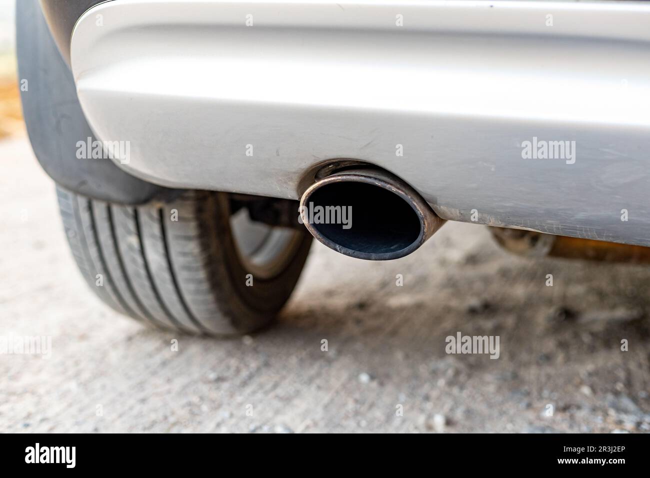 Schwarzes Auspuffrohr einer Fahrzeugaufnahme Stockfoto