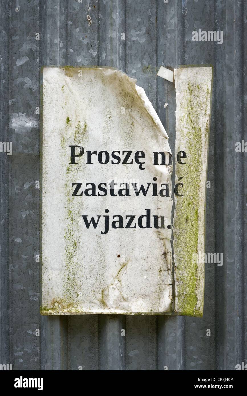 Schild an der Tür eines Baubehälters in Polen. Bitte blockieren Sie nicht den Eingang. Stockfoto
