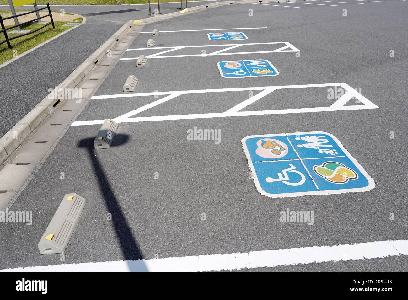 Straßenmarkierungen für Behinderte Parken auf einem Parkplatz Abschaltdruck Stockfoto