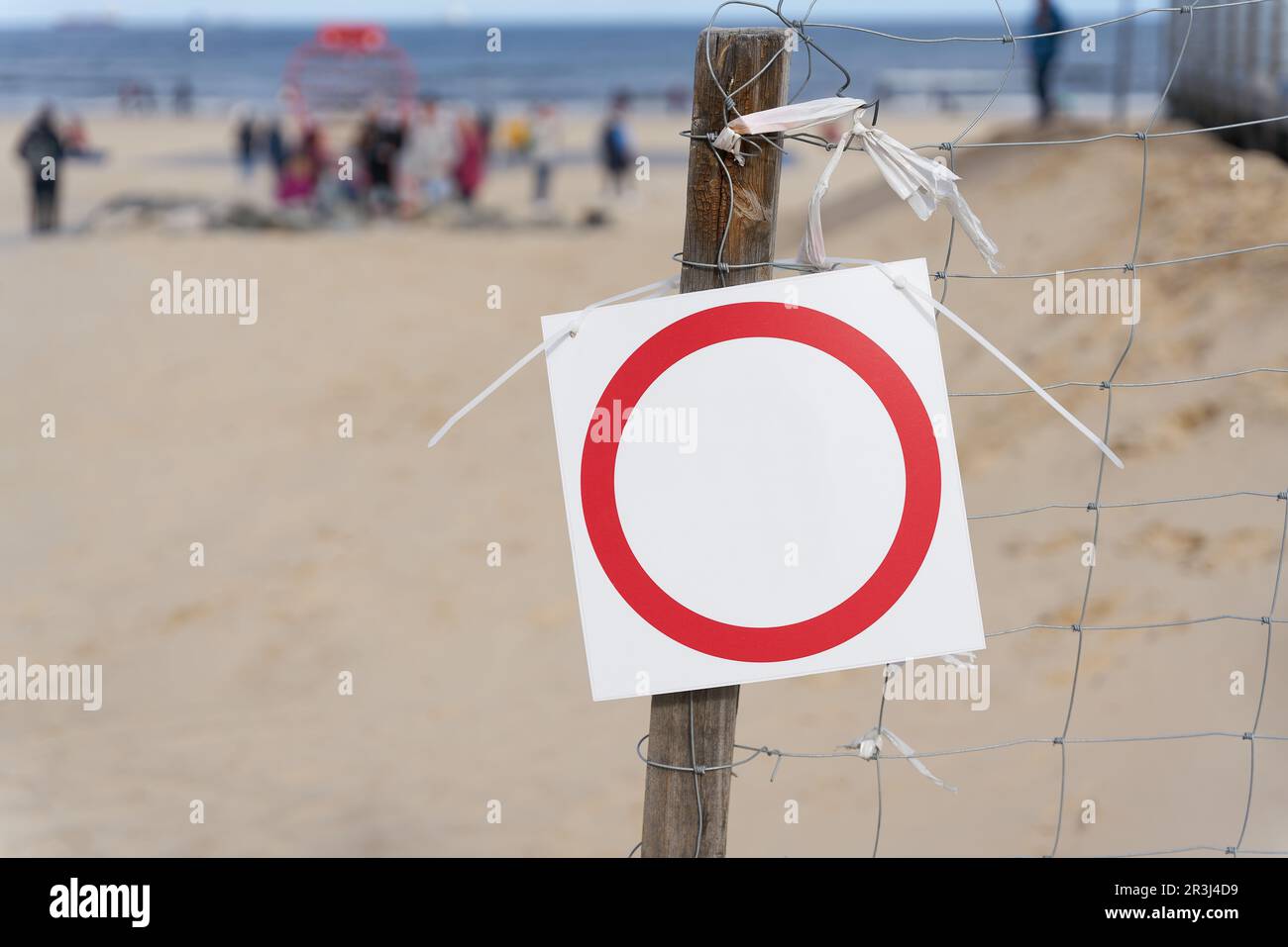 Blanko-Schild am Strand der Ostsee in Polen mit Kopierplatz auf dem Schild Stockfoto