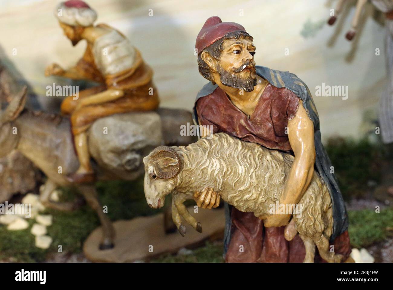 Krippenfigur, Hirte mit Schafen Stockfoto