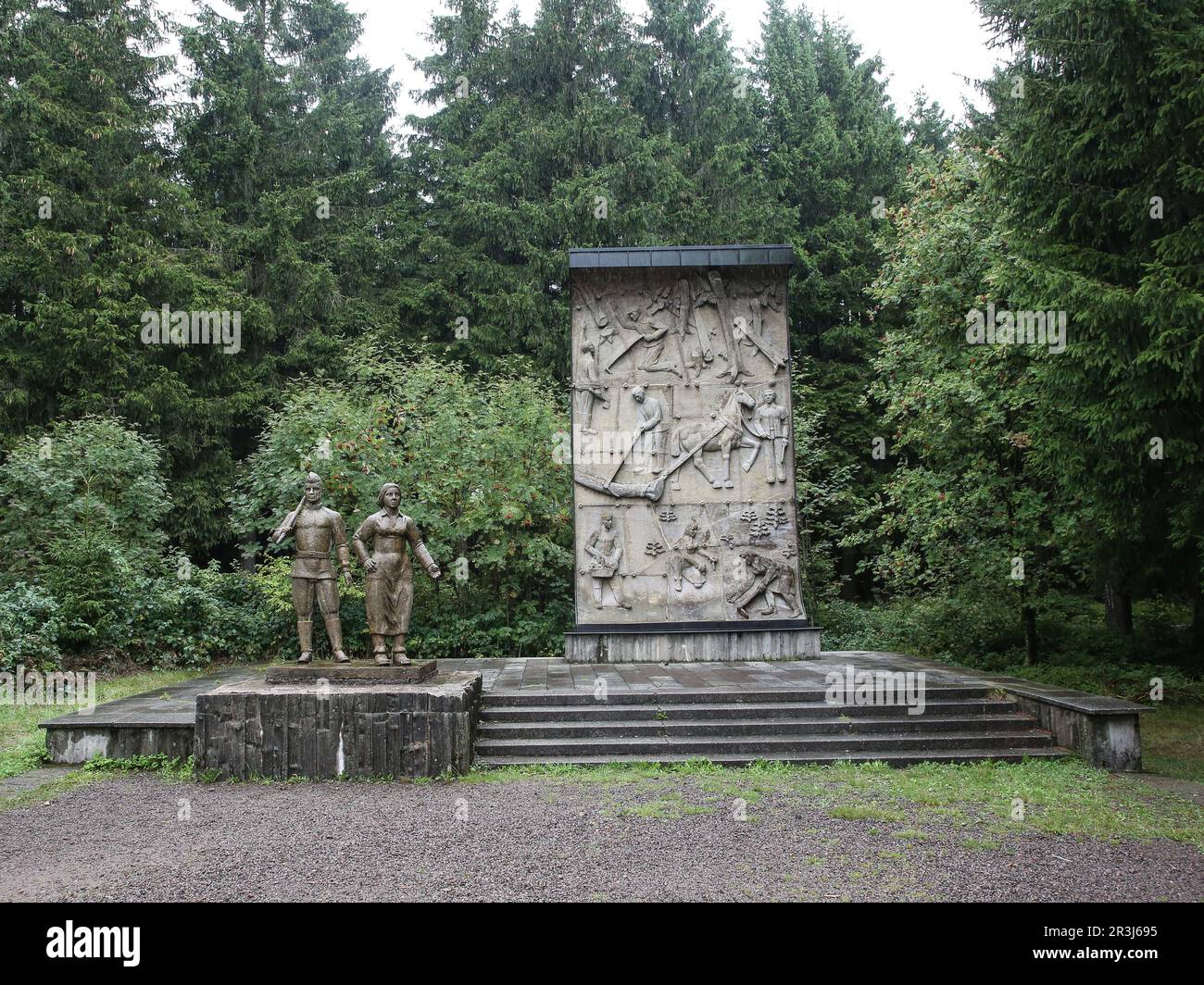 Figuren und Relieftafel am Waldarbeitsdenkmal des Kreisverkehrs Oberhof im Thüringer Wald Stockfoto