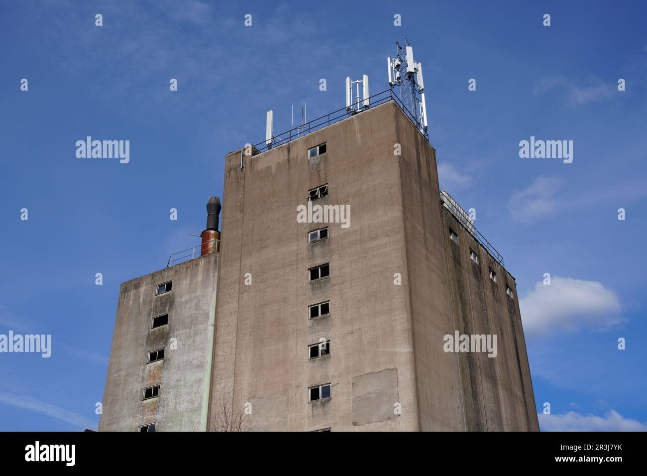 Industriebau Mit Neuen Mobiltelefontürmen Auf Dem Dach Verfallen Lassen Stockfoto