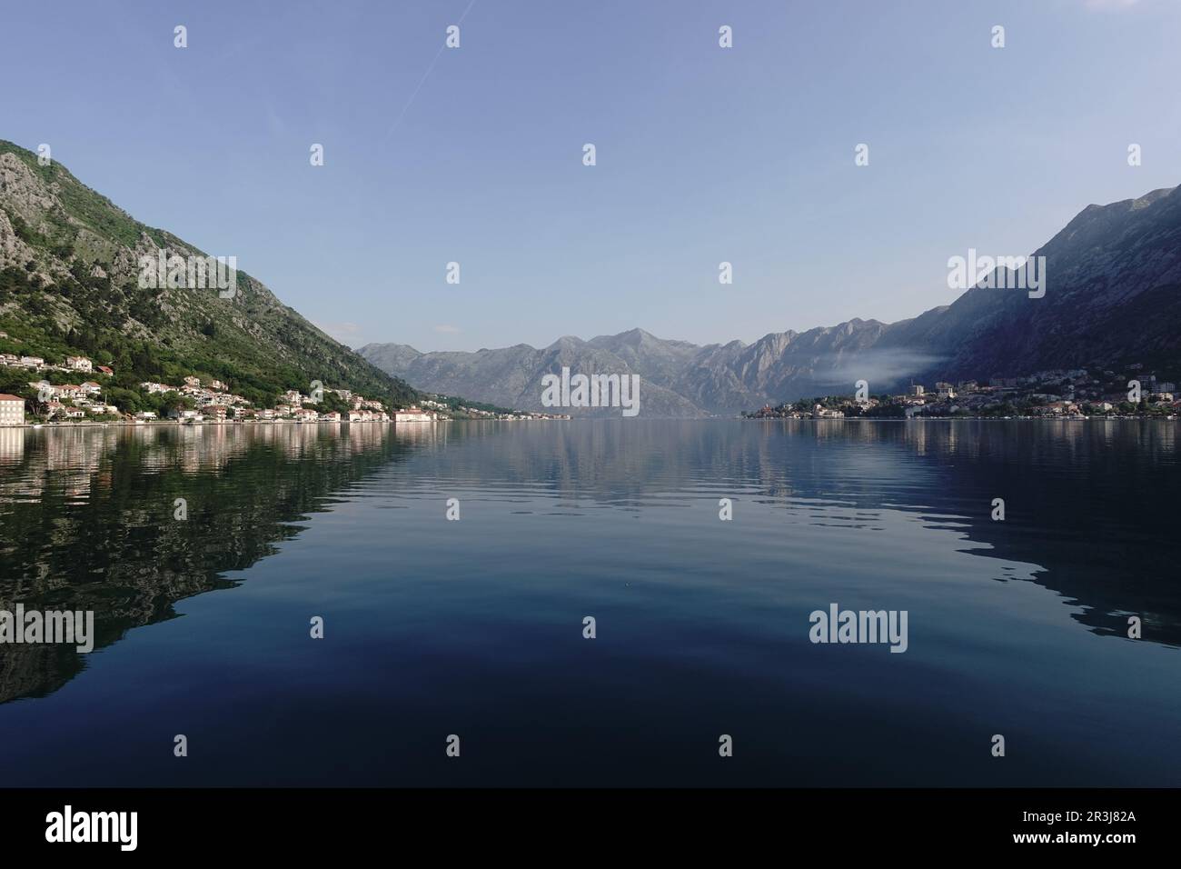 Blick auf Dobrota, Bucht von Kotor, Montenegro mit Dinargebirge im Hintergrund Stockfoto