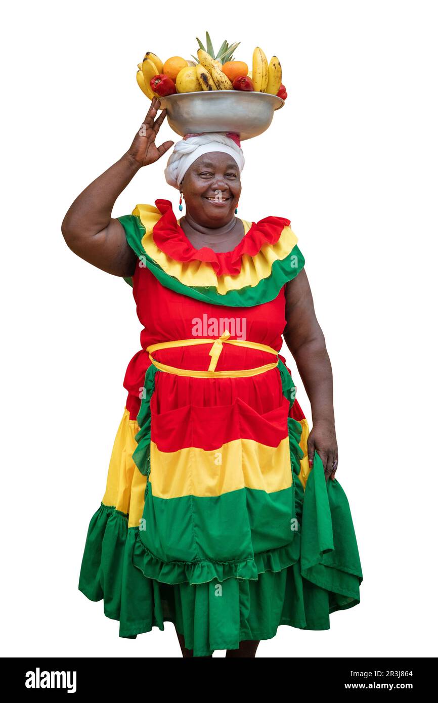 Fröhlich lächelnder Palenquera-Straßenverkäufer mit frischem Obst aus Cartagena, Kolumbien, isoliert auf weißem Hintergrund. Afro-kolumbianische Frau in traditioneller Kleidung. Stockfoto