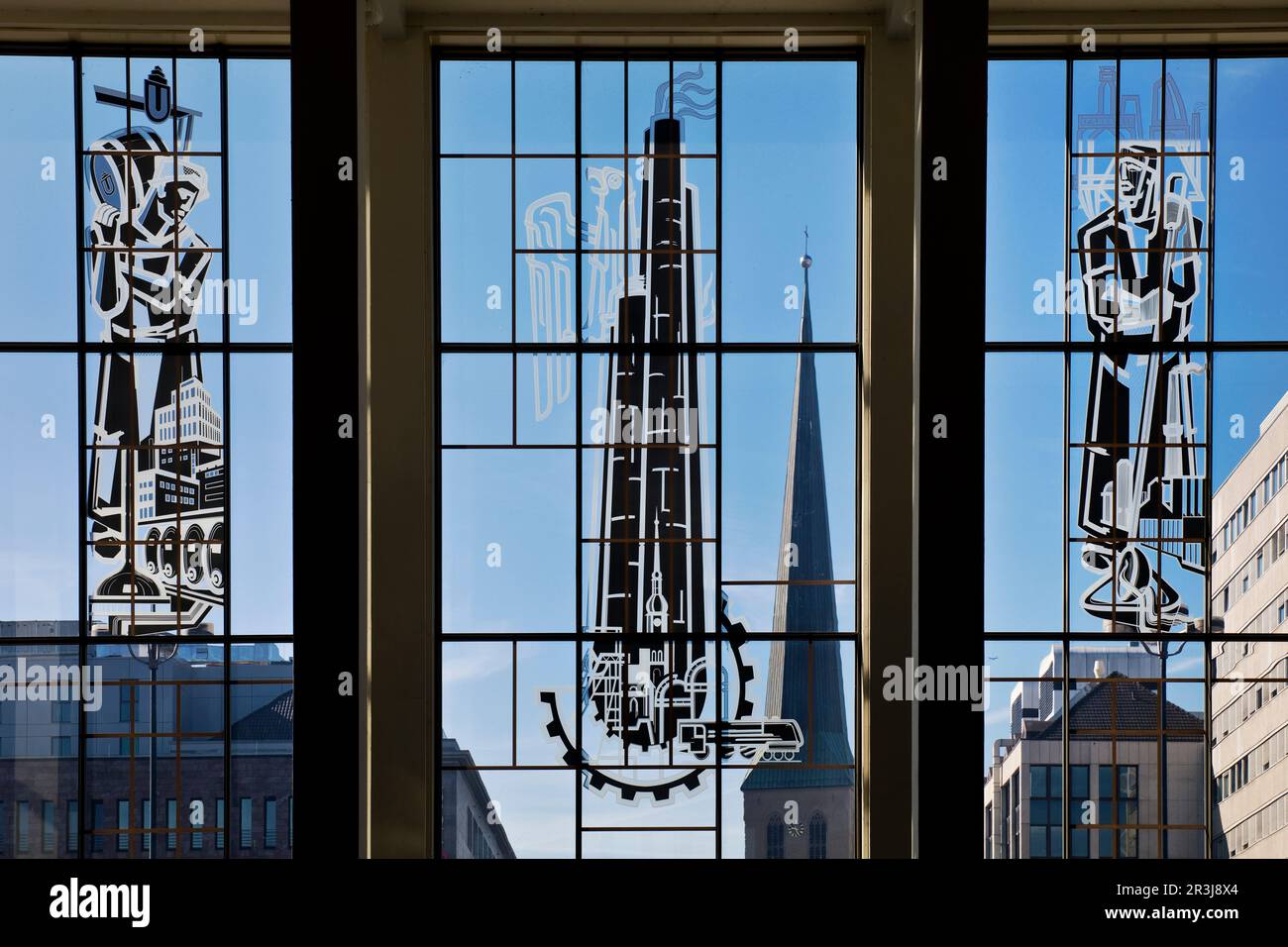 Blick durch die Glasfront des Hauptbahnhofs mit drei malerischen Glasfenstern, Dortmund Stockfoto
