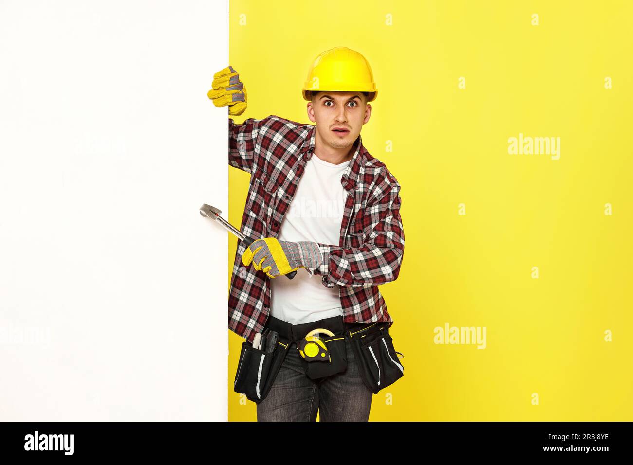 Professioneller Baumeister in Arbeitskleidung im Helmhalthammer. Platz für Text kopieren Stockfoto