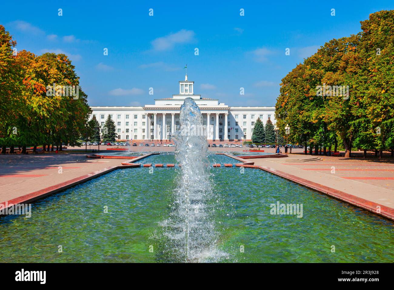 Brunnen und Regierungsgebäude des KBR auf dem Concord-Platz in Nalchik, Kabardino-Balkarische Republik in Russland. Stockfoto
