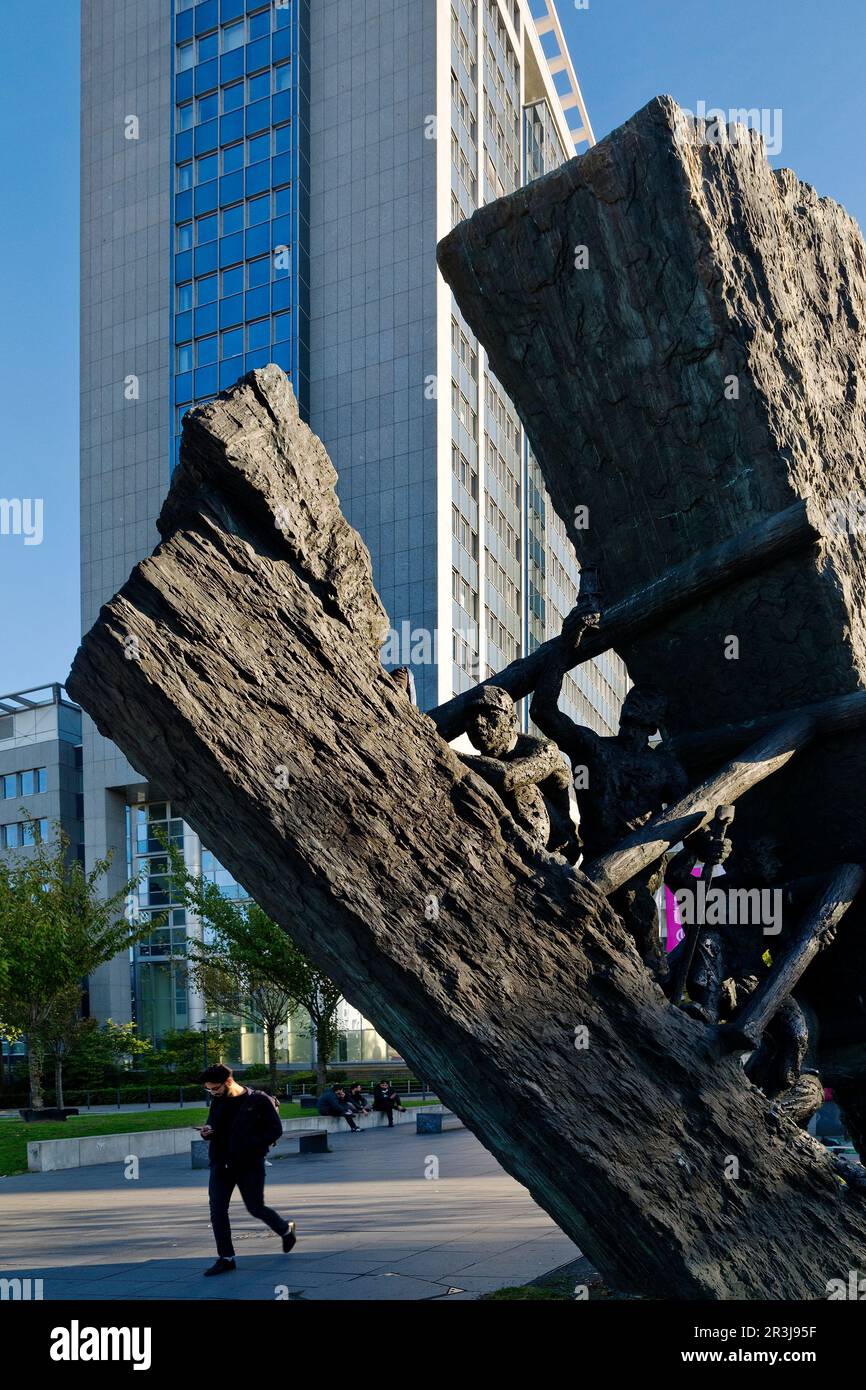 Miners' Monument Steilspeicher, Bildhauer Max Kratz, vor Evonik Industries, Essen, Deutschland Stockfoto
