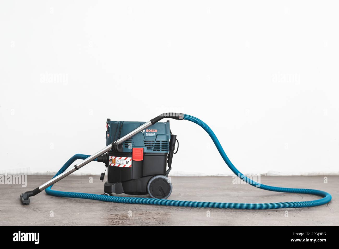 Industrieller Bosch Staubsauger mit langem Schlauch in einem frisch  renovierten Raum Stockfotografie - Alamy