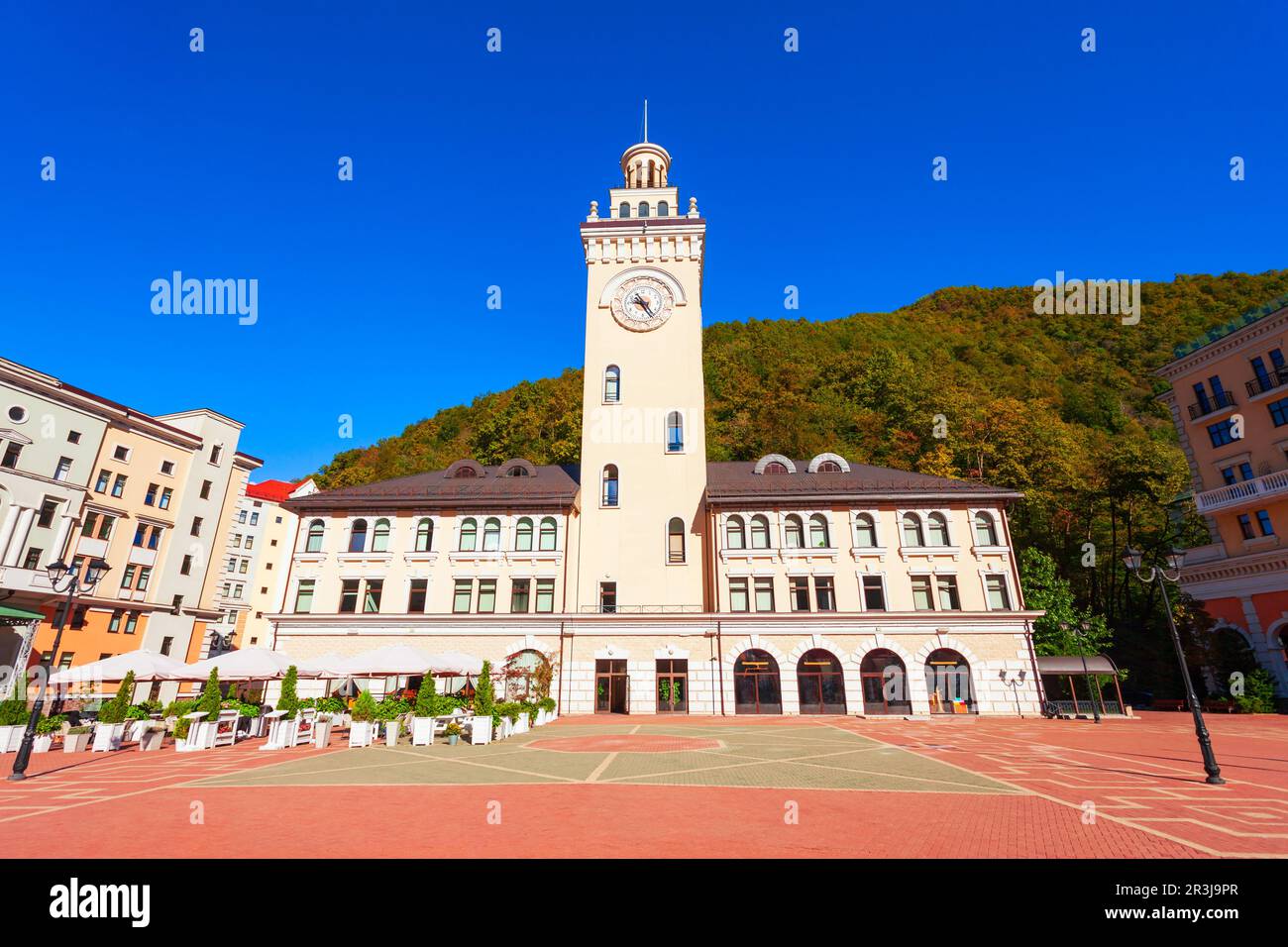 Rathaus im Zentrum von Rosa Khutor. Rosa Khutor ist ein alpines Skigebiet in der Nähe der Stadt Krasnaya Polyana in der Region Sotschi, Russland Stockfoto