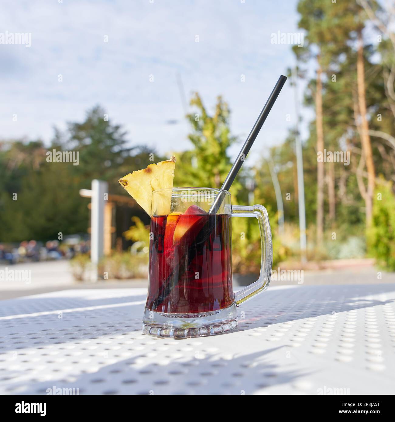 Ein Glas Glühwein zum Aufwärmen auf der Strandpromenade von Swinoujscie in Polen Stockfoto