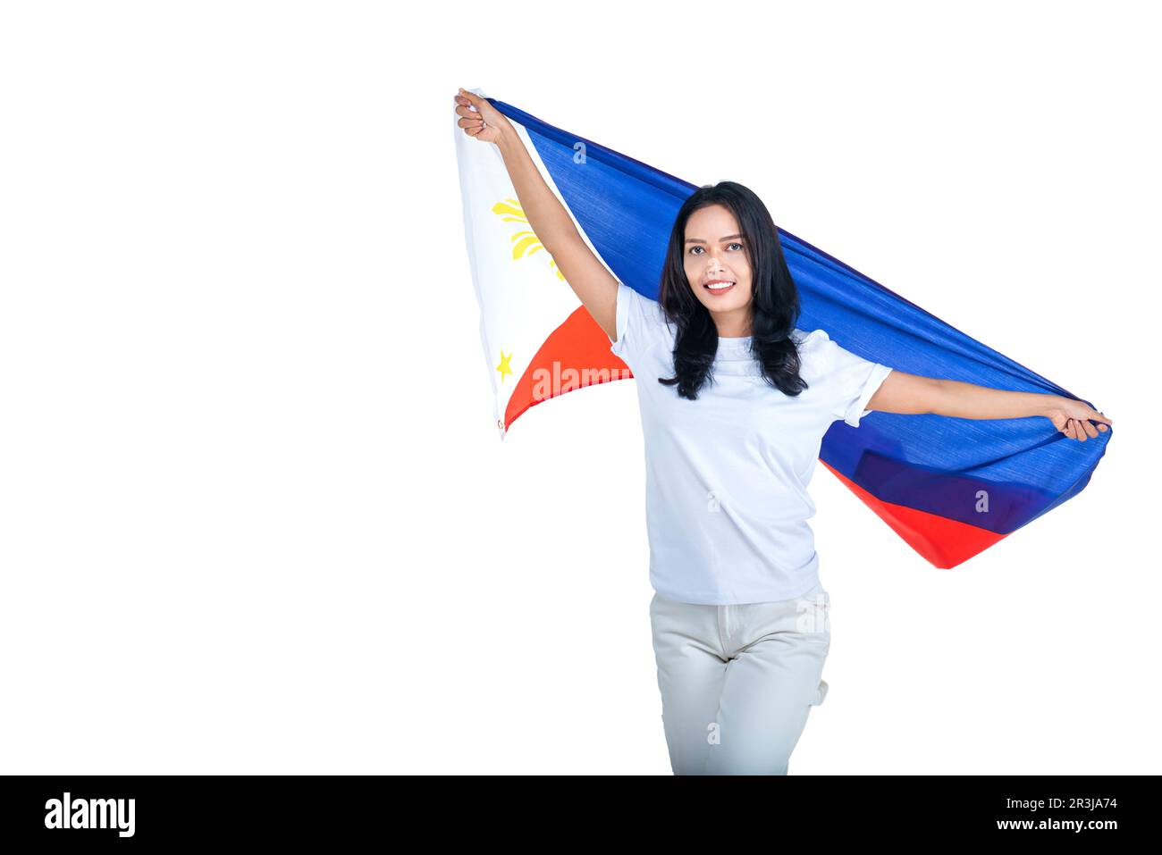 Asiatische Frauen feiern den philippinischen Unabhängigkeitstag am 12. Juni, indem sie die philippinische Flagge isoliert vor weißem Hintergrund halten Stockfoto