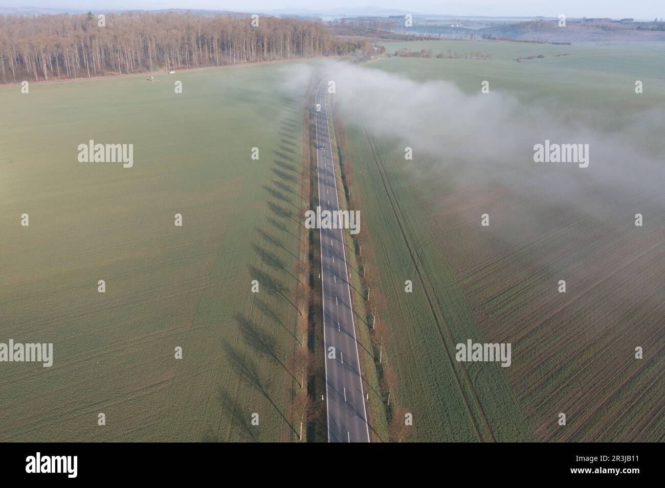 Landstraße mit Nebelwolke aus der Luft Stockfoto