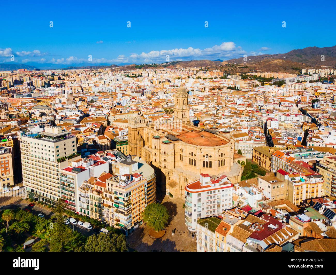 Blick auf die Kathedrale von Malaga aus der Vogelperspektive. Die Kathedrale von Malaga ist eine römisch-katholische Kirche in Malaga in der andalusischen Gemeinde in Spanien. Stockfoto