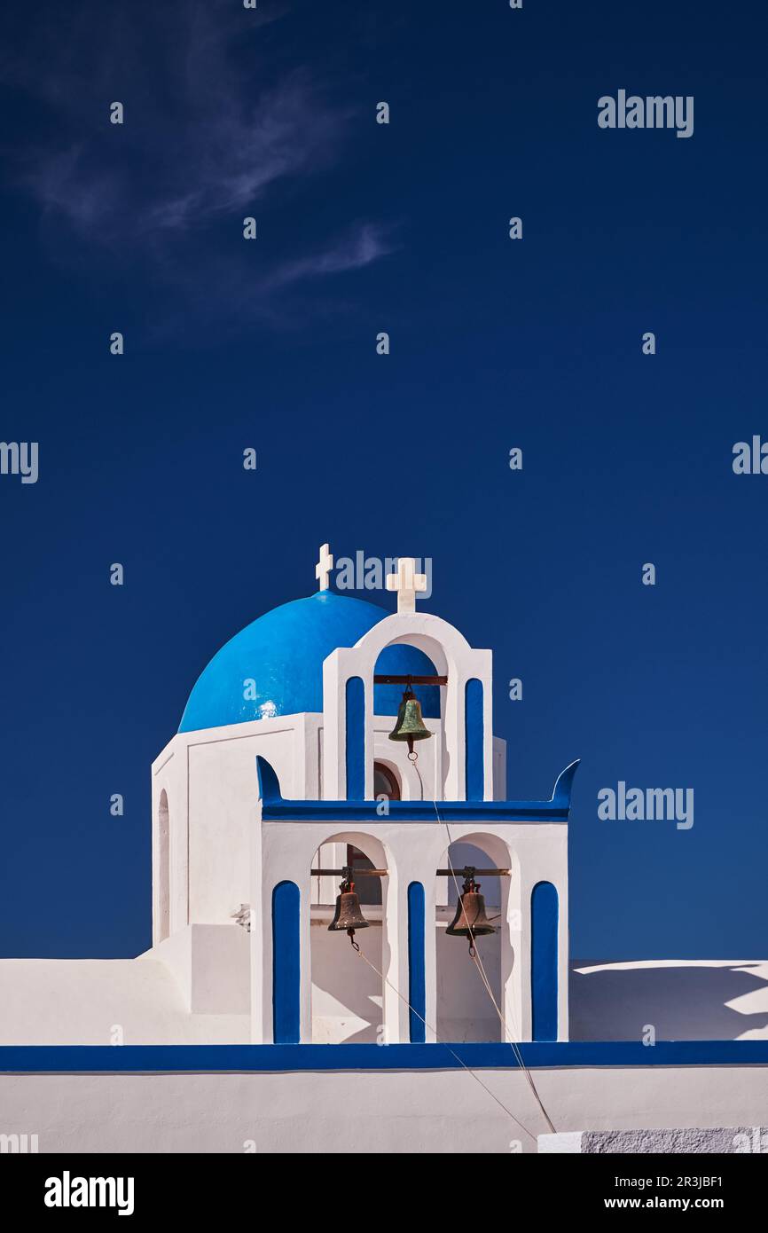 St. Mark Heilige orthodoxe Kapelle mit drei Glockenturm und blauer Kuppel - Insel Santorin, Griechenland Stockfoto