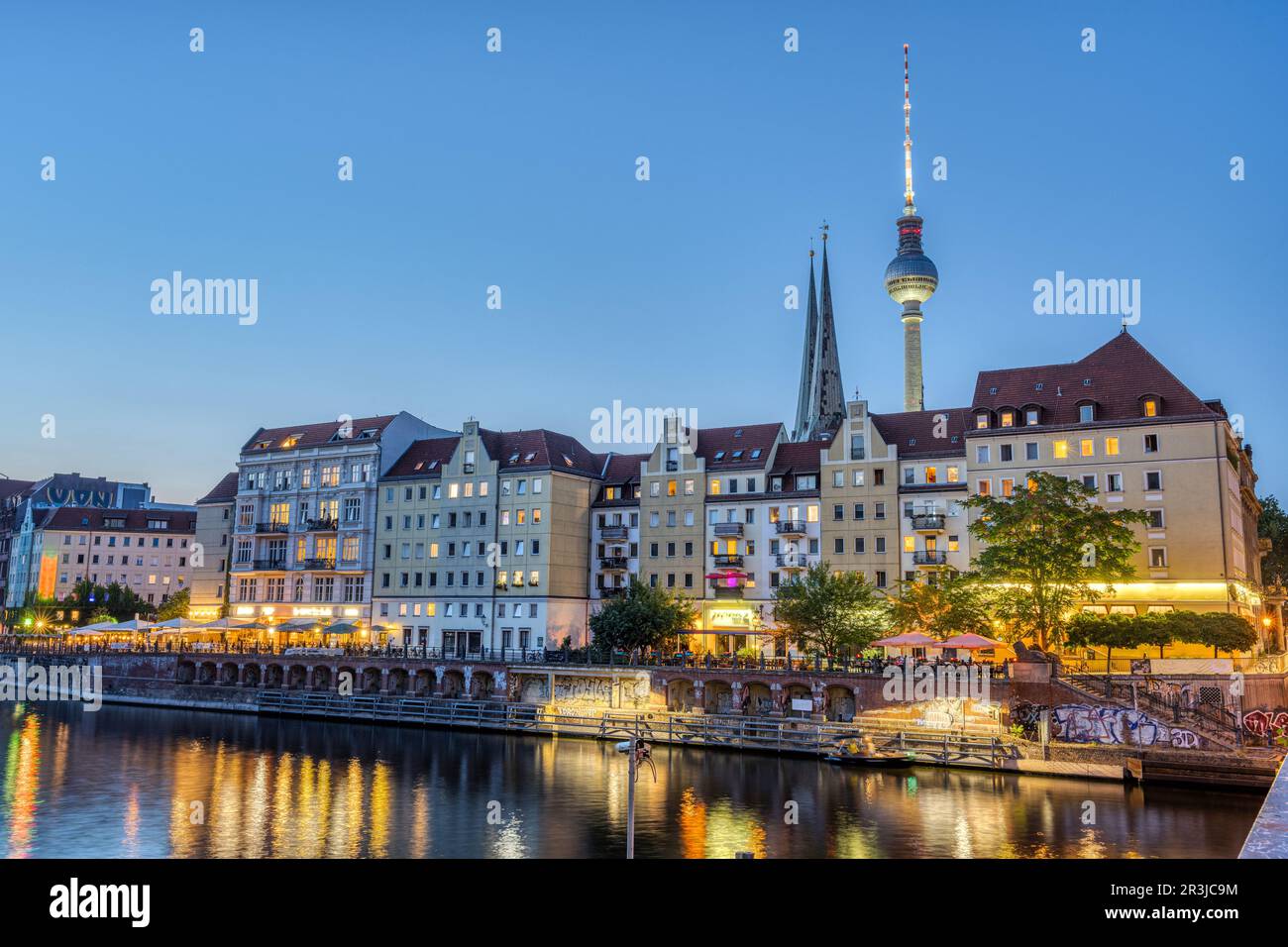 Das Nikolaiviertel, die Spree und der Fernsehturm in Berlin nach Sonnenuntergang Stockfoto