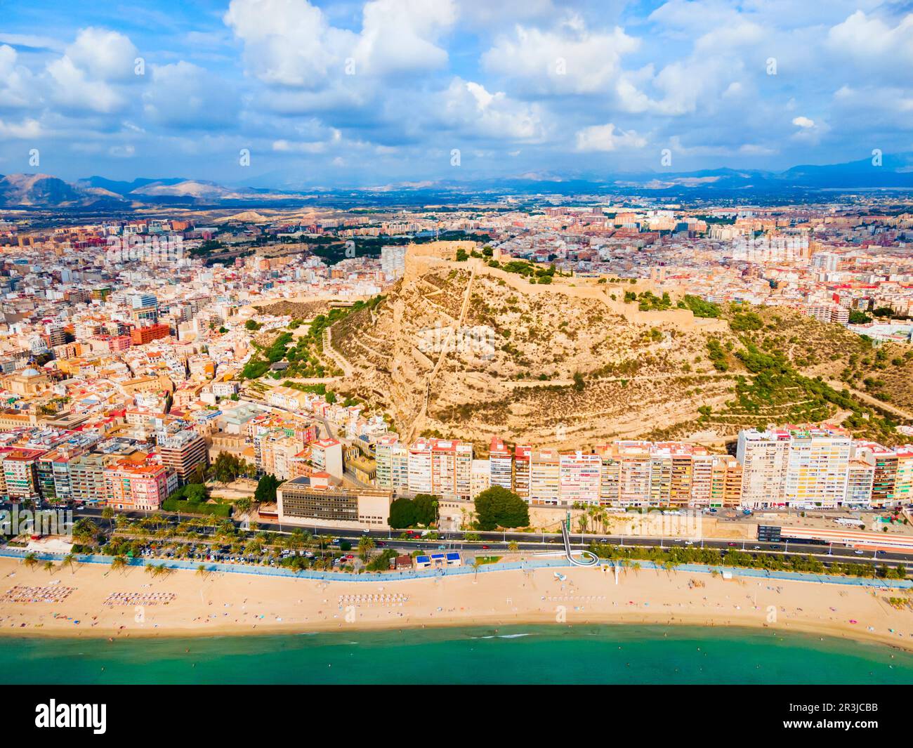 Panoramablick auf den Strand von Alicante. Alicante ist eine Stadt in der spanischen Region Valencia. Stockfoto