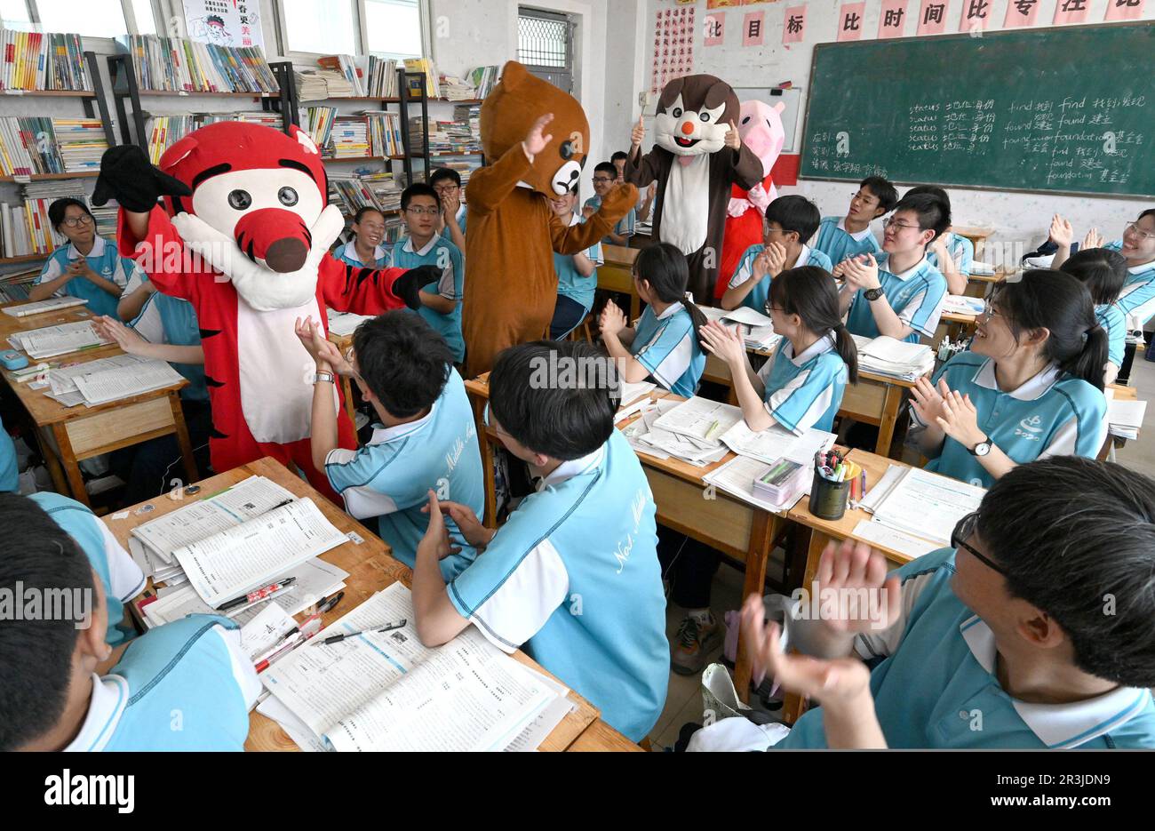 HANDAN, CHINA - 24. MAI 2023 - Ein als Zeichentrickfigur verkleideter Lehrer interagiert mit drei älteren Schülern, um Druck in einem Klassenzimmer in Han zu entlasten Stockfoto