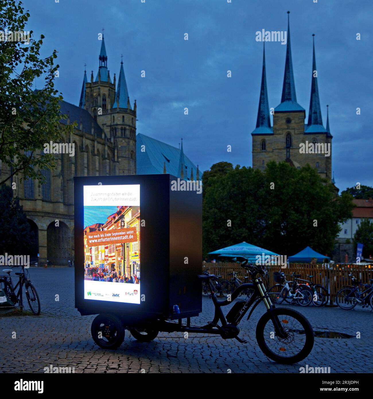 Neonschild am Cargo Bike am Domplatz am Abend, Erfurt, Thüringen, Deutschland, Europa Stockfoto