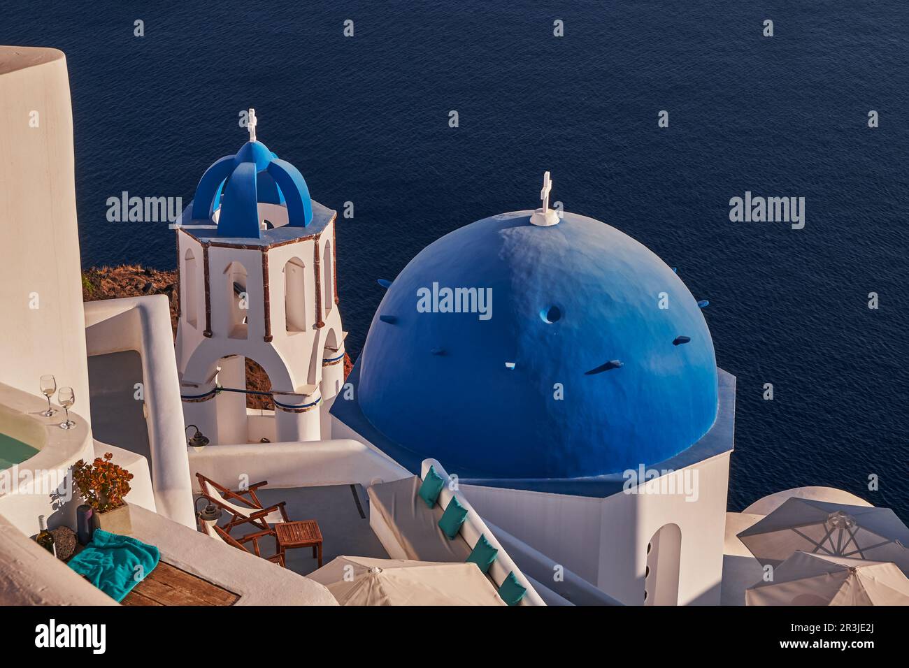 Die berühmte Blaue Kuppelkirche Santorin mit Blick auf Caldera - Oia Village, Santorini Insel, Griechenland Stockfoto