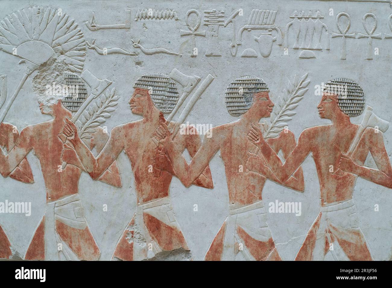 Nubische Fußsoldaten auf einem alten ägyptischen Relief aus bemaltem Kalkstein Stockfoto