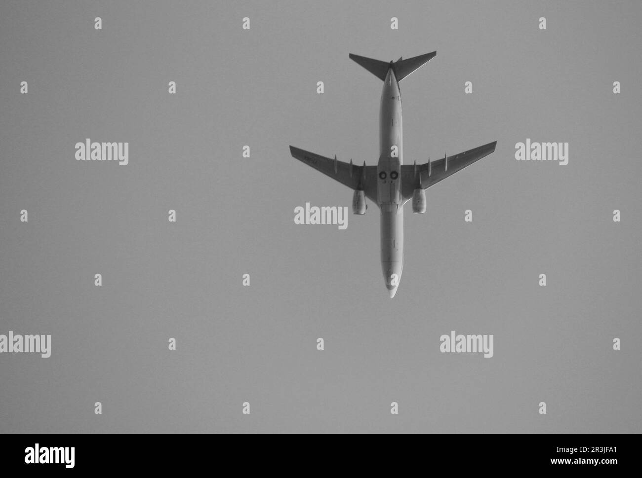 Flugzeug fällt, Flugzeug fällt, Passagierflugzeug fliegt, Passagierflugzeug verkehrt herum, Flugzeug fliegt Stockfoto