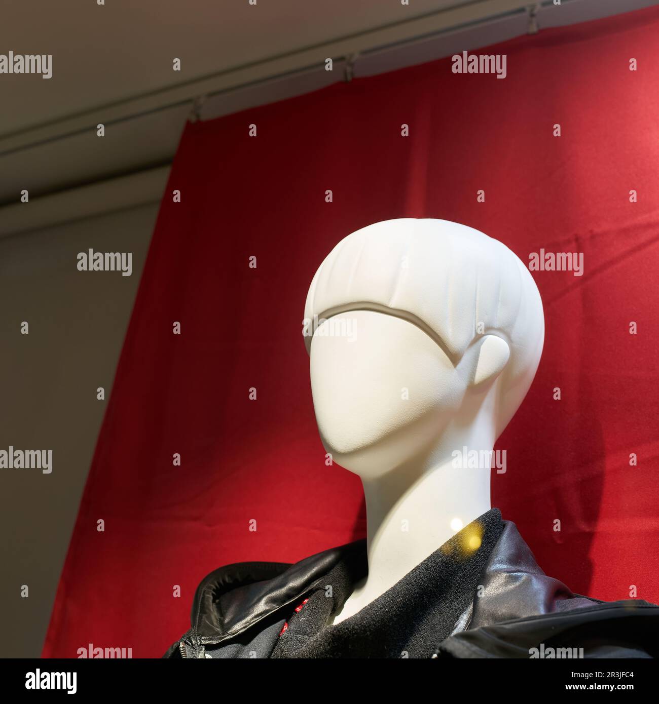 Kopf einer weiblichen Schaufensterpuppe vor rotem Hintergrund in einem Schaufenster in Colmar in Frankreich Stockfoto