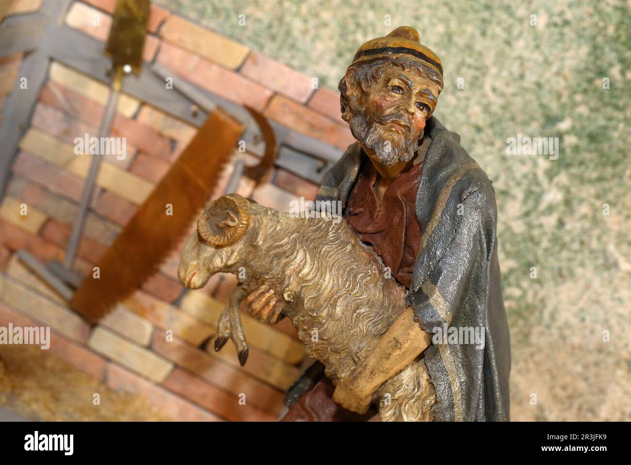 Krippenfigur, Hirte mit Schafen Stockfoto