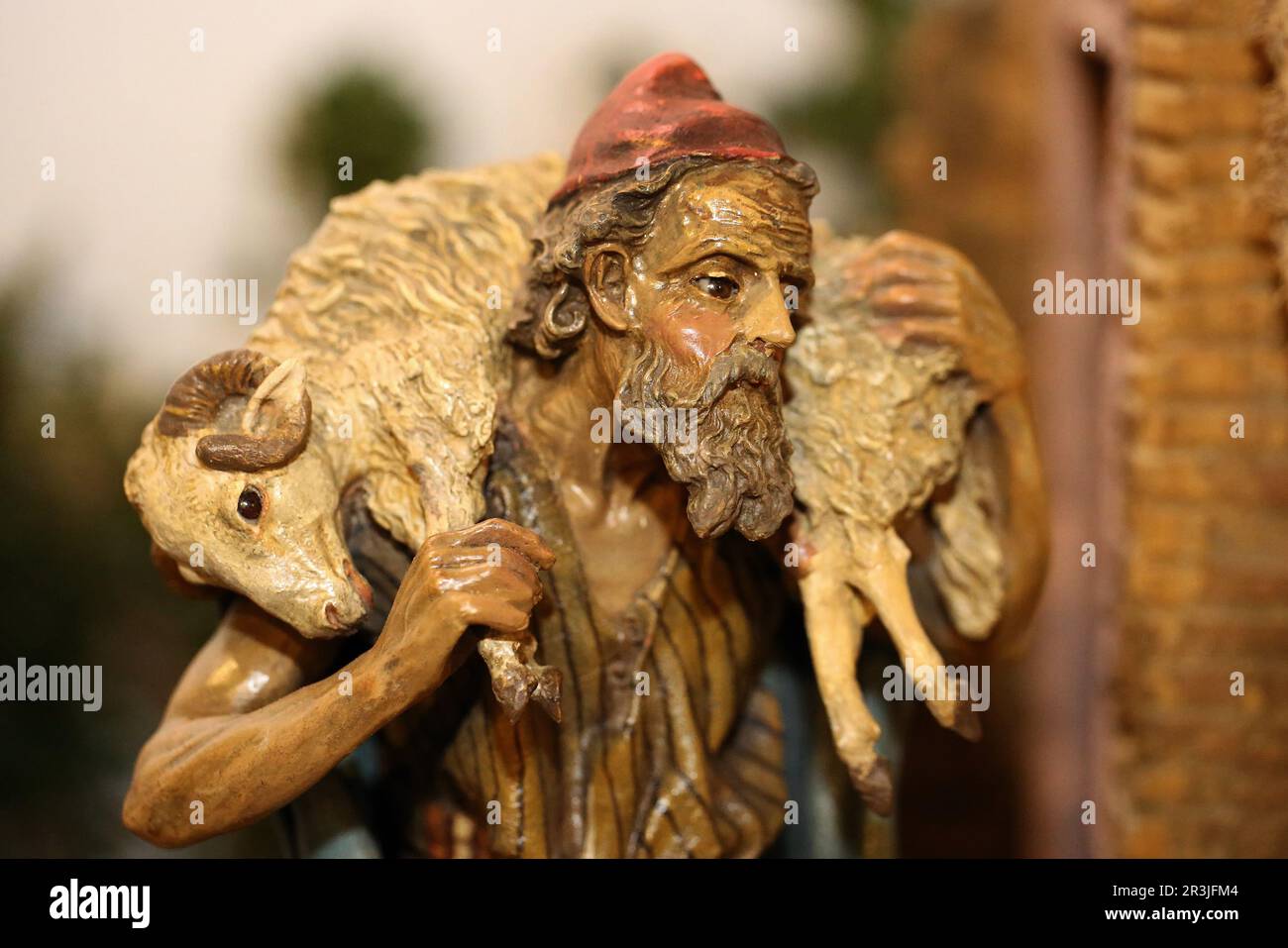 Krippenfigur, Hirte mit Schafen Stockfoto