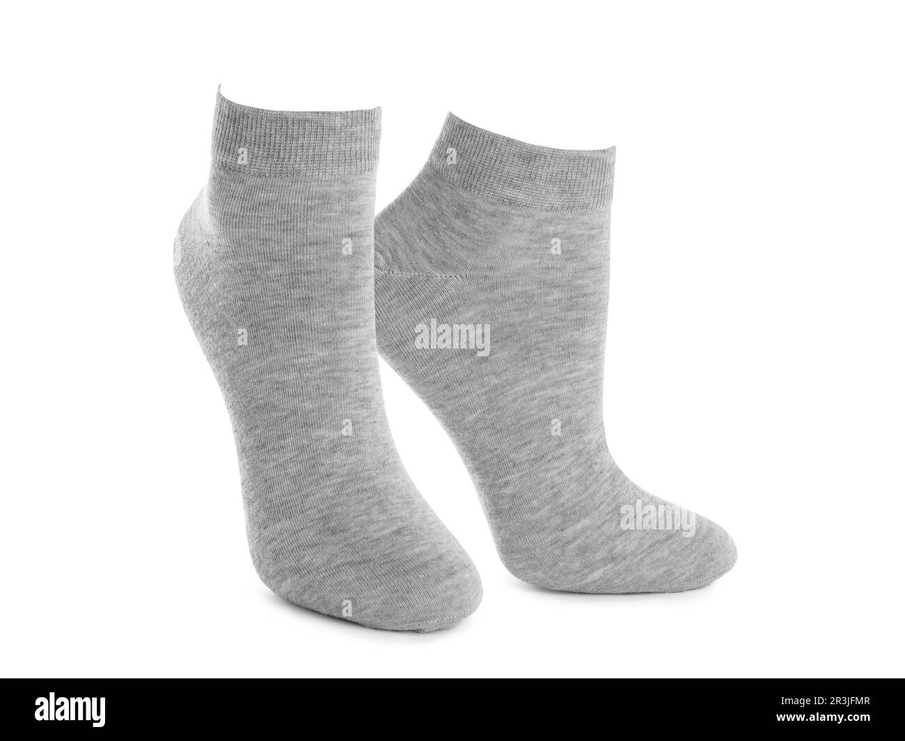 Ein Paar hellgraue Socken, isoliert auf Weiß Stockfoto