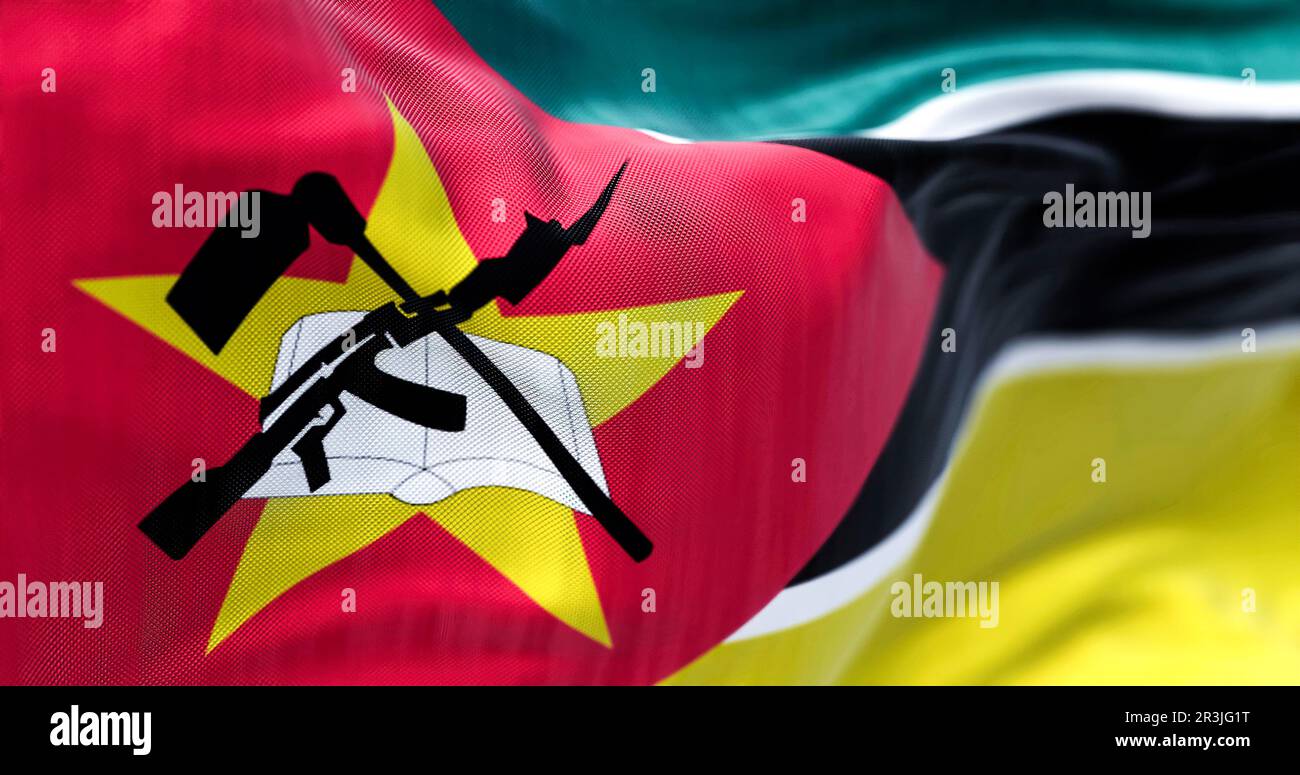 Nahaufnahme der mosambikanischen Nationalflagge, die im Wind weht Stockfoto