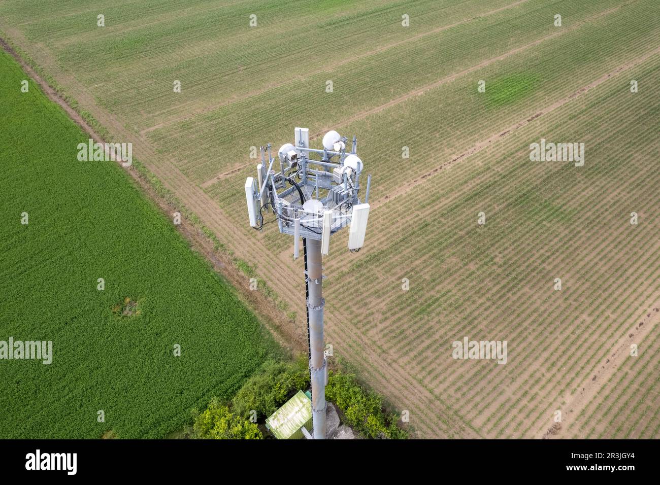 5G Cell Towers im ländlichen Raum in Italien Stockfoto