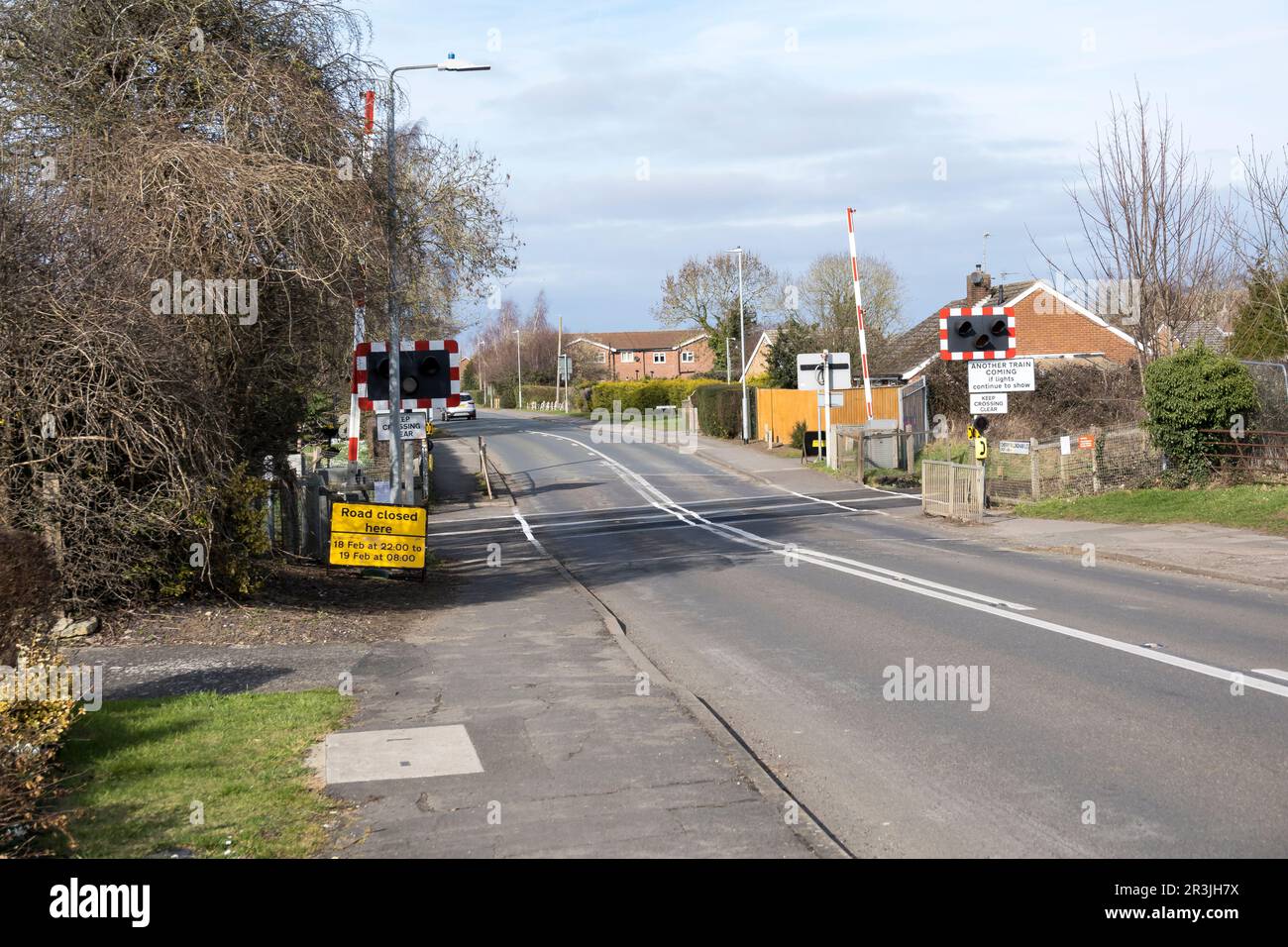 Gelbes Schild für Straßensperrung an der Kreuzung Croft Lane Cherry Willingham Lincolnshire 2023 Stockfoto