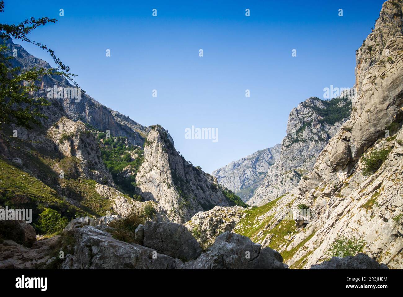 Berglandschaft rund um Bulnes Dorf in Picos de Europa, Asturien, Spanien Stockfoto