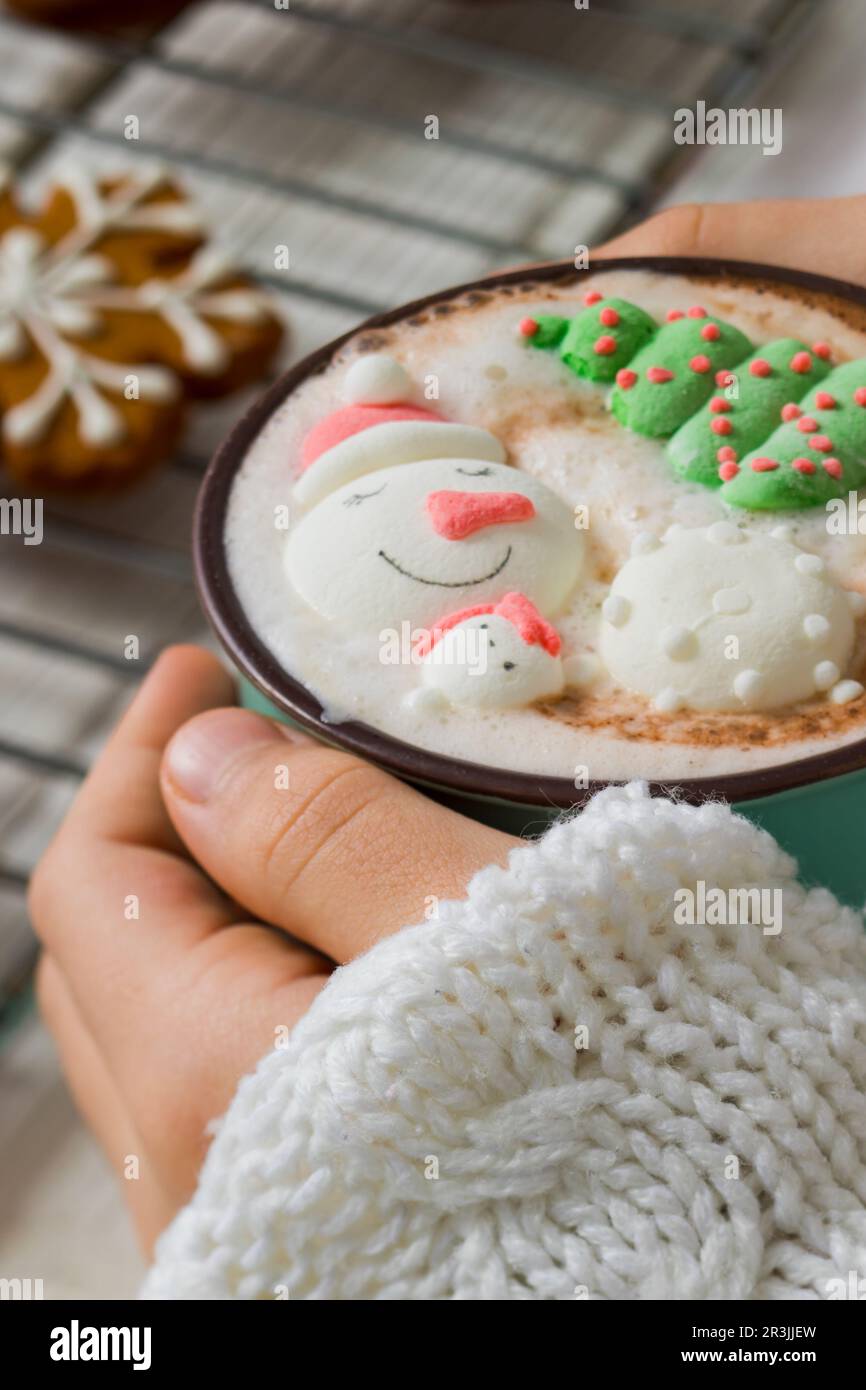 Weihnachten heiße Schokolade mit Schneemann-Marshmallow im Becher Stockfoto