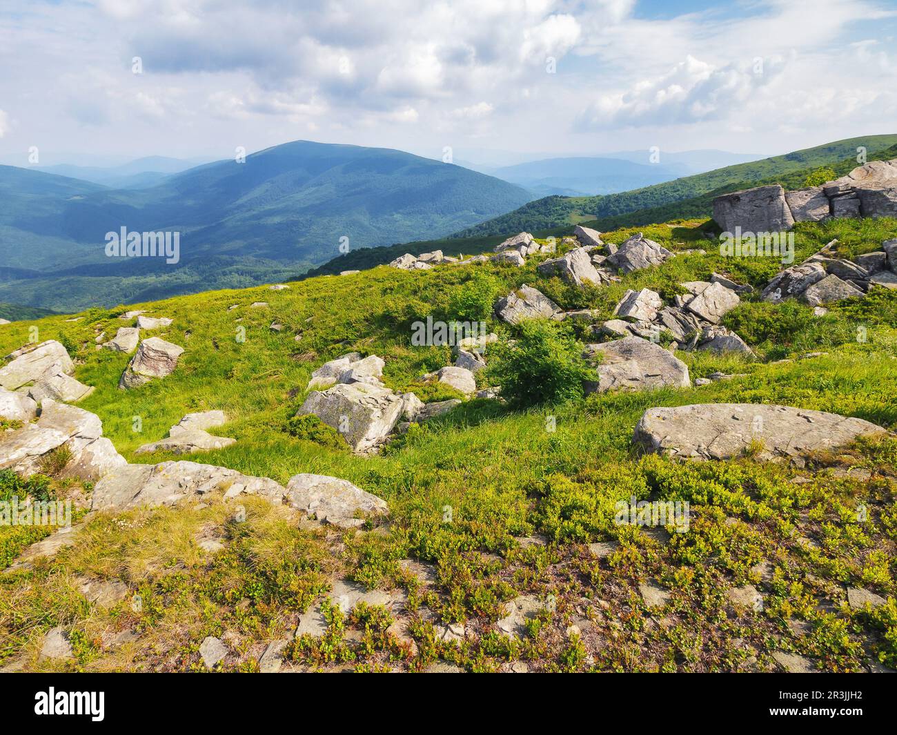 Wunderschöne Landschaft mit Berglandschaft. Blick in das ferne ländliche Tal. Outdoor-Abenteuer im Sommer Stockfoto