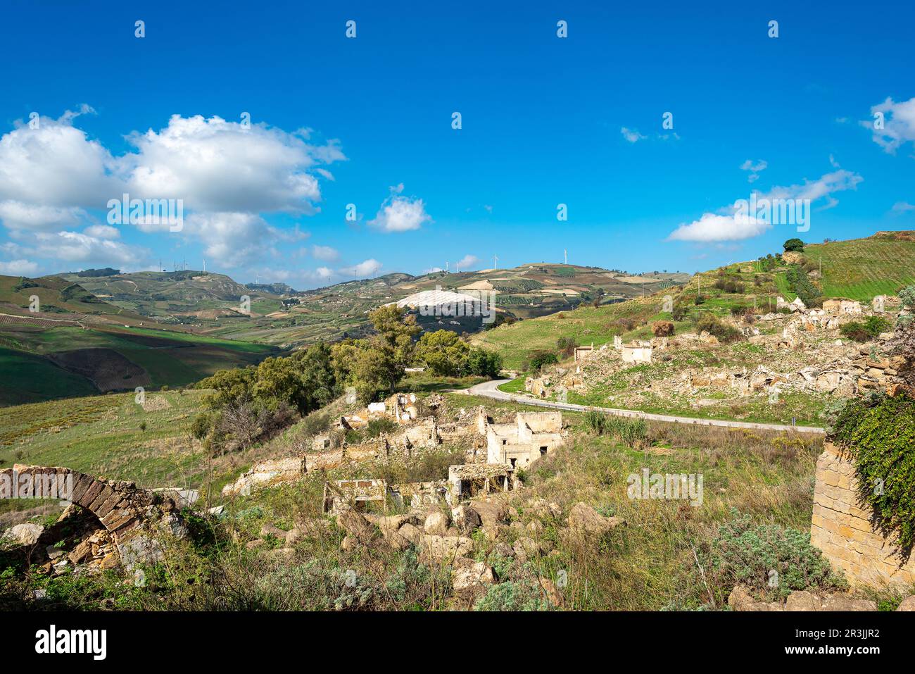 Das Tal von Belice mit dem zerstörten Dorf Salaparuta in Sizilien Stockfoto