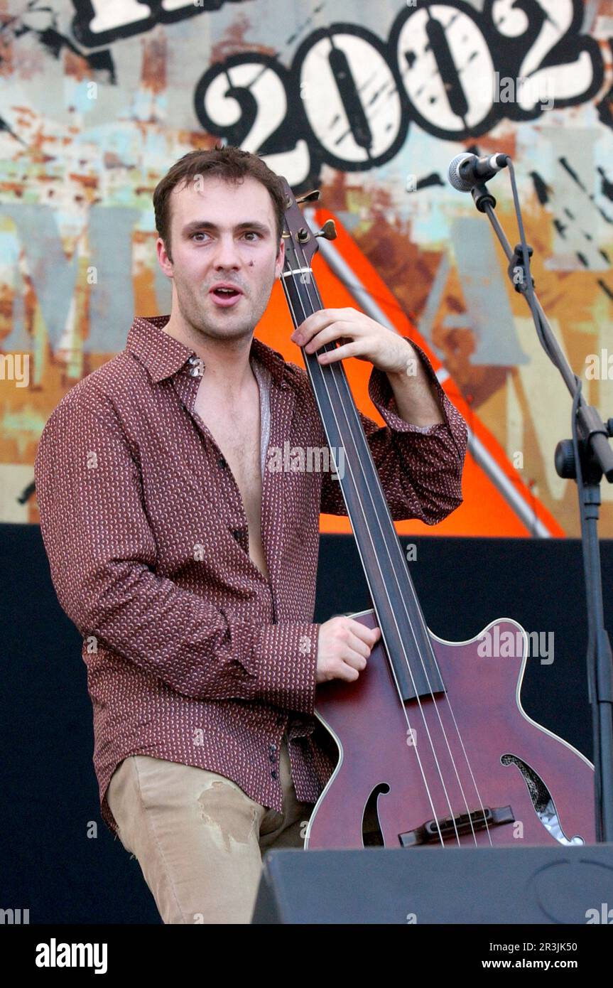 Imola Italien 2002-06-16: Joe Peet Bassist von Cousteau beim Heineken Jammin Festival 2002 Stockfoto