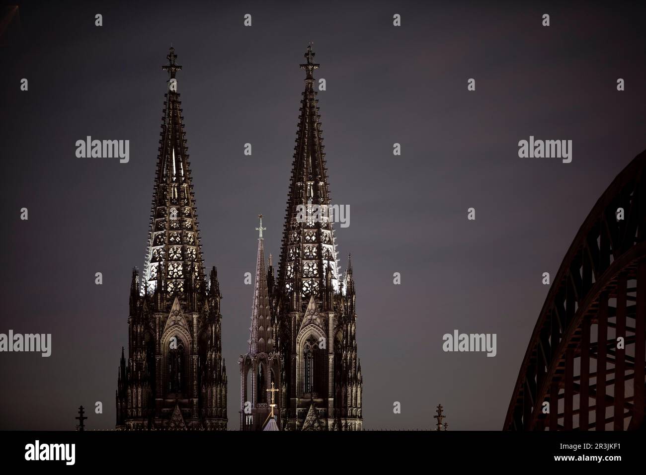 Energiesparen, Kölner Dom mit Hohenzollernbrücke schwach beleuchtet, Köln, Deutschland, Europa Stockfoto