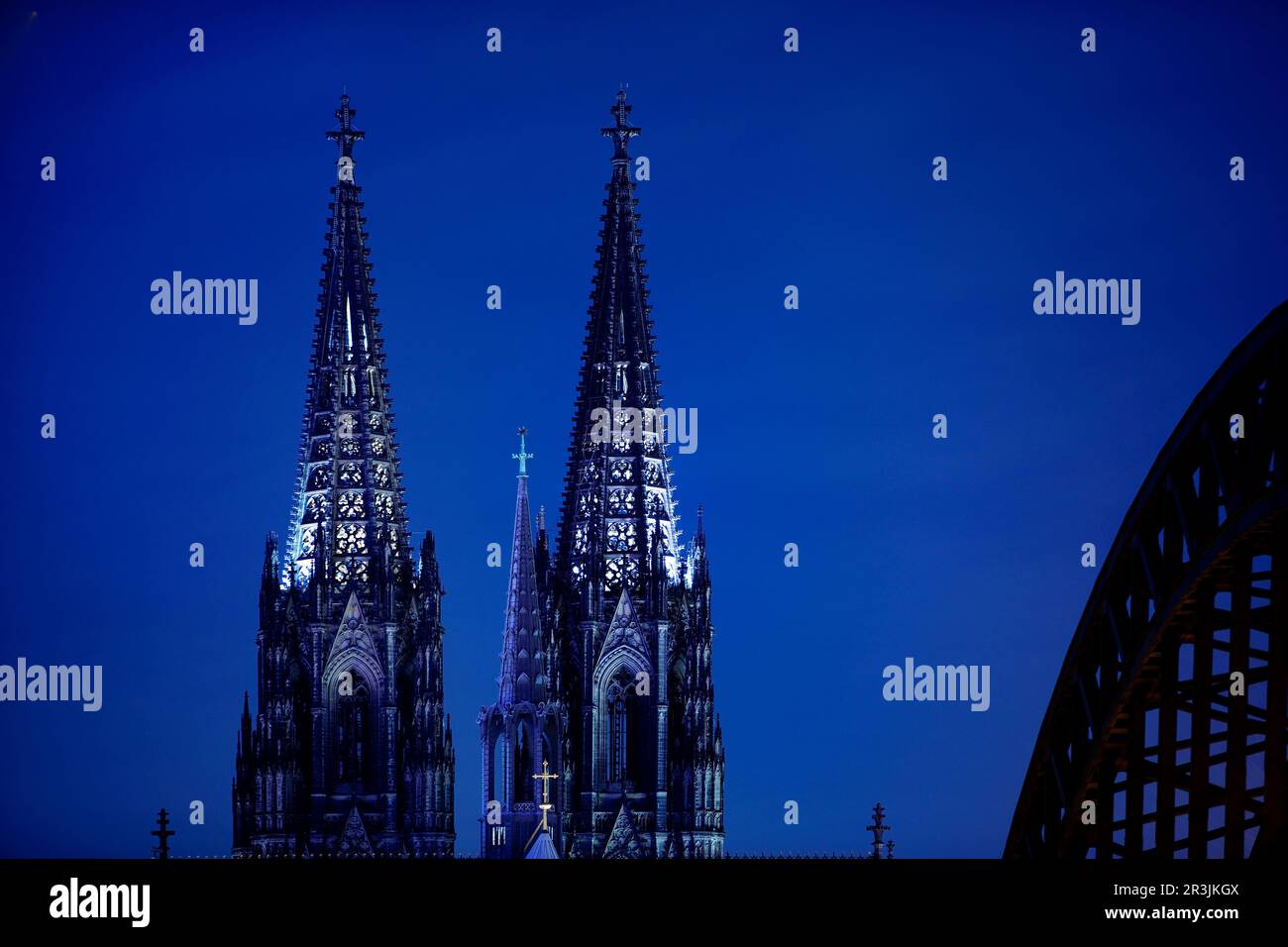 Energiesparen, Kölner Dom mit Hohenzollernbrücke schwach beleuchtet, Köln, Deutschland, Europa Stockfoto