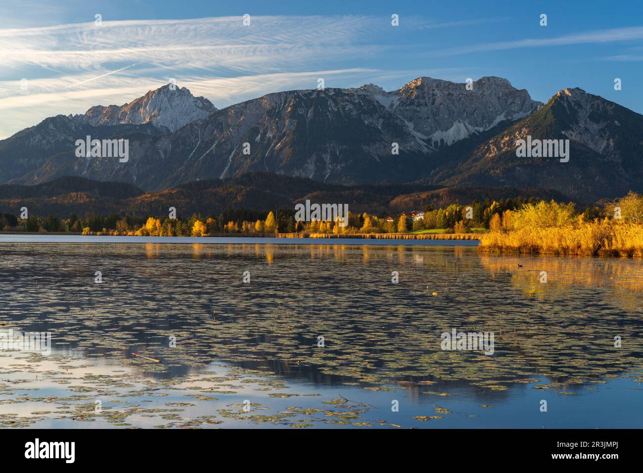 Hopfensee bei Sonnenaufgang mit der AllgÃ¤uer Alpen im Hintergrund. Herbstfarben Stockfoto