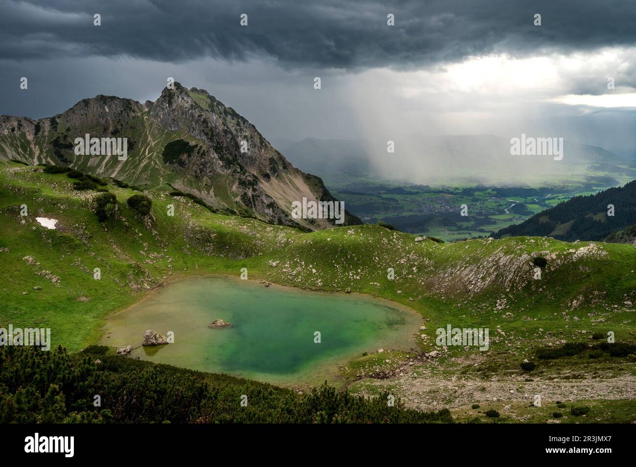 Gaisalpsee und Berg Rubihorn bei dynamischem Wetter mit Sturm und Regen im Hintergrund Stockfoto