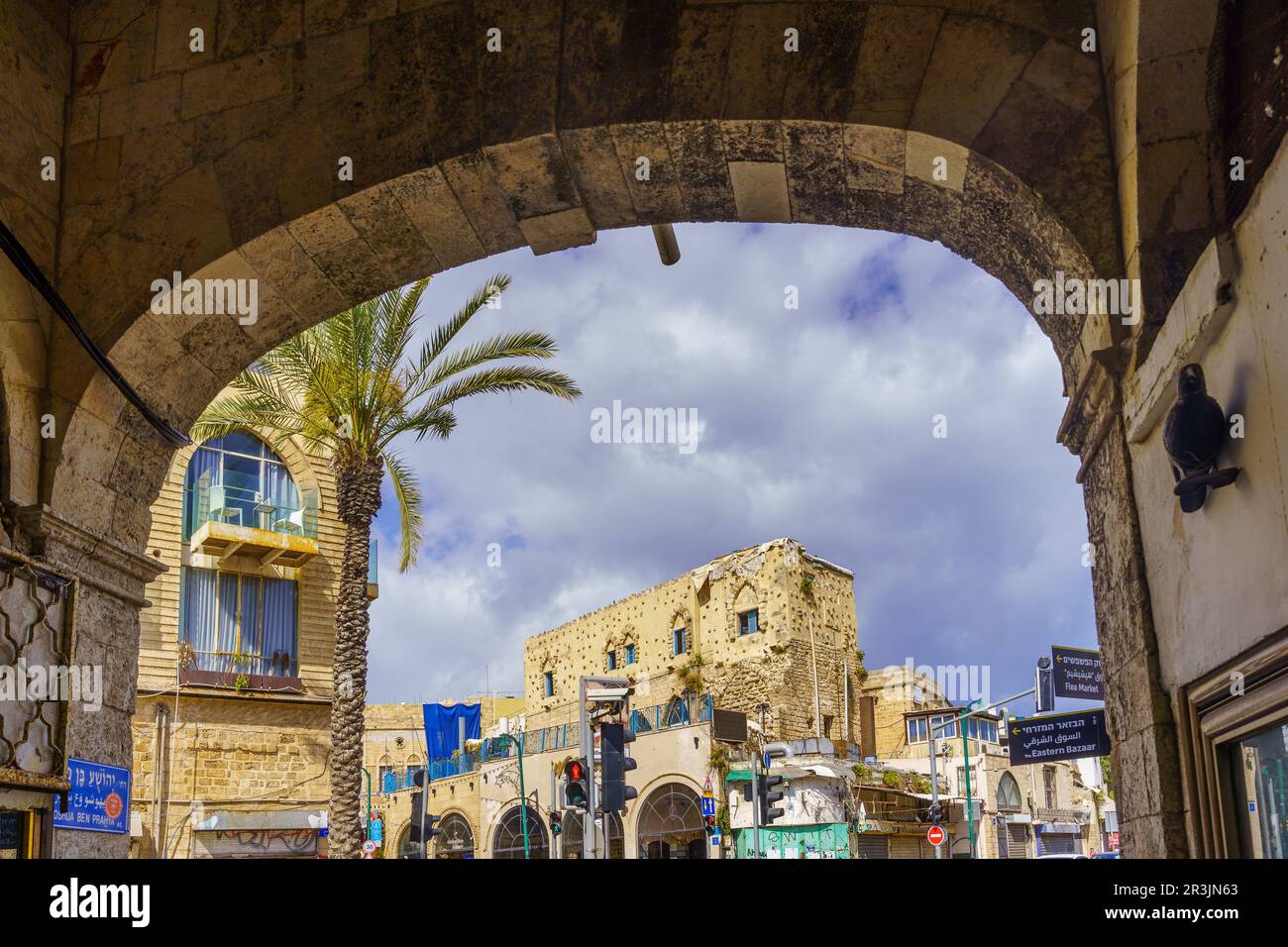 Tel-Aviv, Israel - 21. Mai 2023: Blick auf verschiedene alte Gebäude mit lokalen Unternehmen im alten Jaffa, jetzt Teil von Tel-Aviv-Yafo, Israel Stockfoto