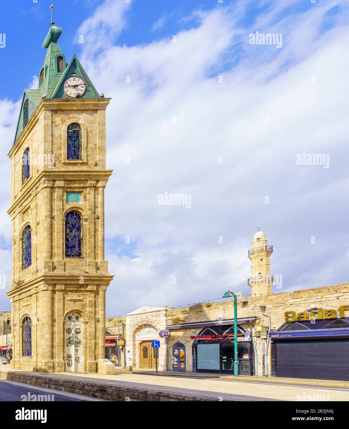 Tel-Aviv, Israel - 21. Mai 2023: Blick auf den Uhrenturmplatz mit lokalen Unternehmen im alten Jaffa, jetzt Teil von Tel-Aviv-Yafo, Israel Stockfoto