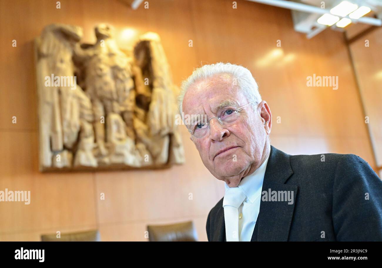 Karlsruhe, Deutschland. 24. Mai 2023. Johann Schwenn, Rechtsanwalt des Beschwerdeführers, steht während einer mündlichen Anhörung des Bundesverfassungsgerichts im Gerichtssaal. Das Bundesverfassungsgericht prüft derzeit die neue Verordnung zur Wiederaufnahme des Strafverfahrens. Seit Ende 2021 sieht die Strafprozessordnung (Abschnitt 362) vor, dass im Falle der schwersten Straftaten, wie etwa Mord, abgeschlossene Verfahren zum Nachteil des Angeklagten wieder eröffnet werden können, wenn neue Beweise vorliegen. Kredit: Bernd Weißbrod/dpa/Alamy Live News Stockfoto